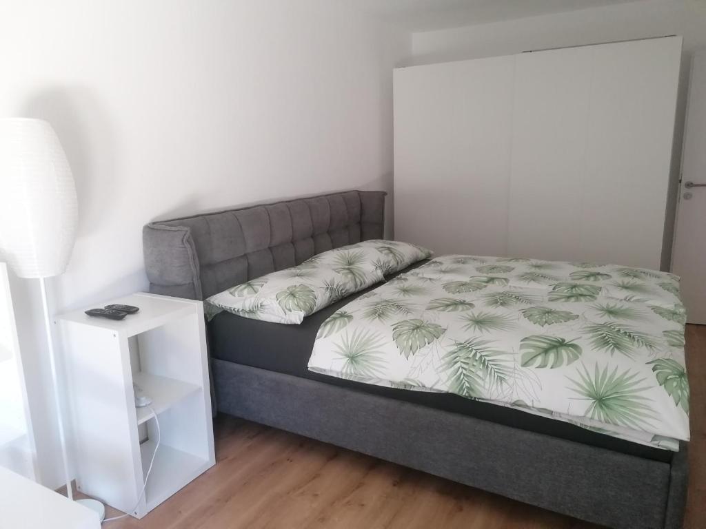 um quarto com uma cama e um armário branco em Apartment Sunset em Maribor