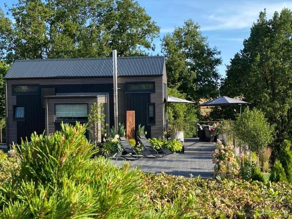 una casetta minuscola con patio e alberi di Sunset Tiny House GbR a Neuendorf