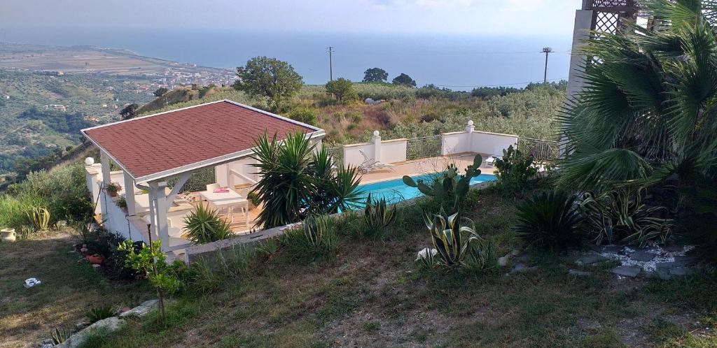 una casa su una collina con piscina di Villa vista mare con piscina a San Pietro in Amantea