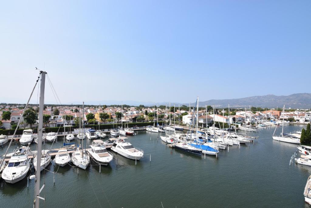 Un montón de barcos están atracados en un puerto en 396-Studio Vue Marina, en Empuriabrava