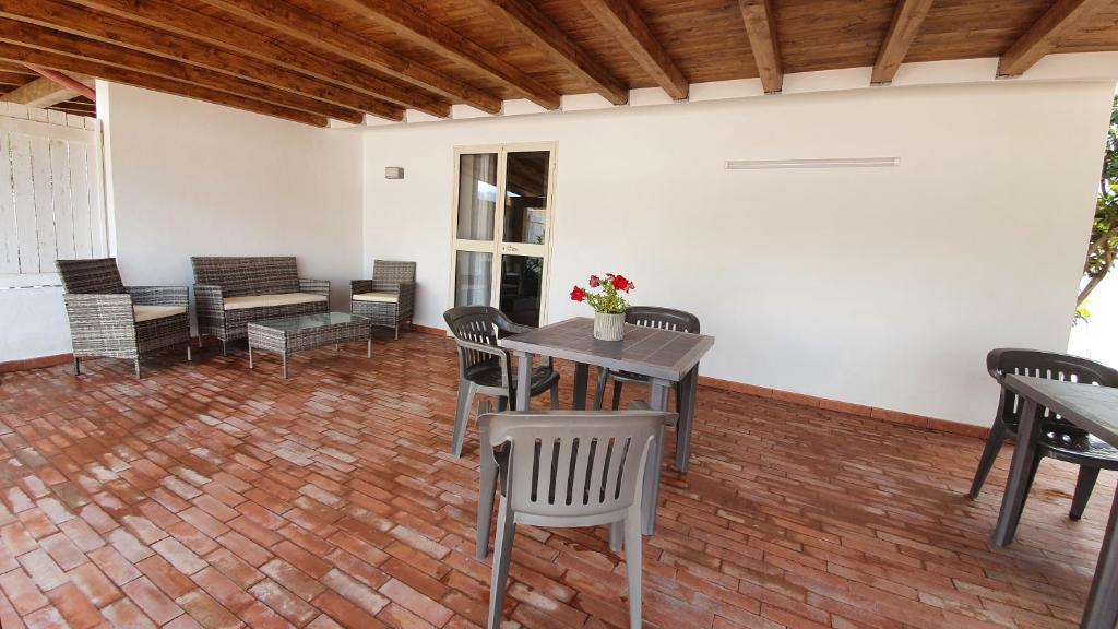 Posedenie v ubytovaní Arricàmpati Airport Rooms in Villa & RENT CAR