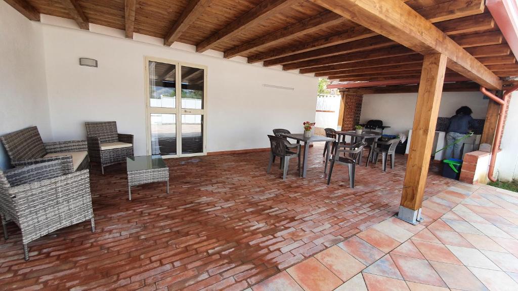Patio alebo iná vonkajšia časť ubytovania Arricàmpati Airport Rooms in Villa & RENT CAR