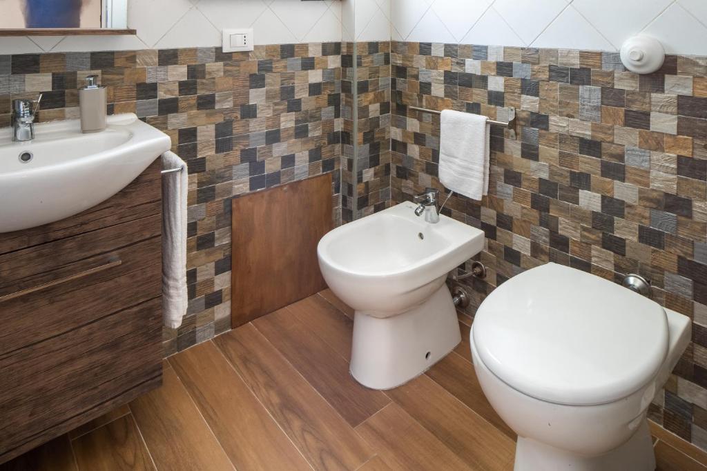 Kúpeľňa v ubytovaní Arricàmpati Airport Rooms in Villa & RENT CAR