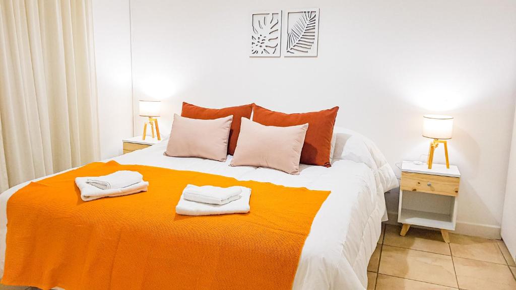 a bedroom with a bed with two towels on it at Casa Huesped Mendoza Modernismo y confort en este hermoso apartamento !! in Mendoza