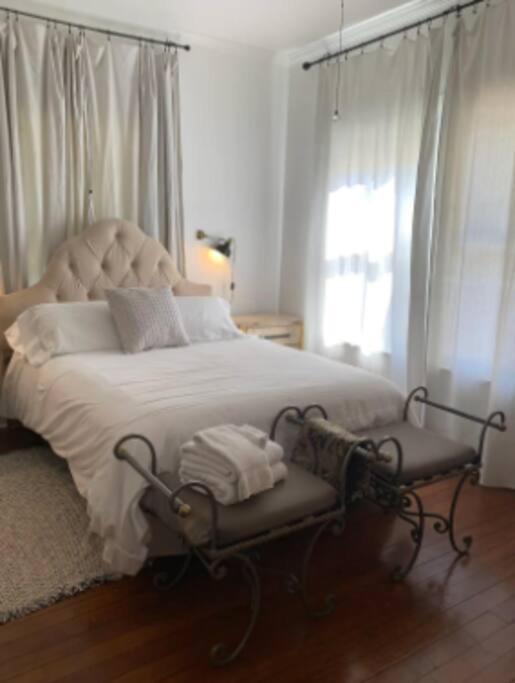 Clinton Home Guest Room - Private Bath Shared commons - Housity
