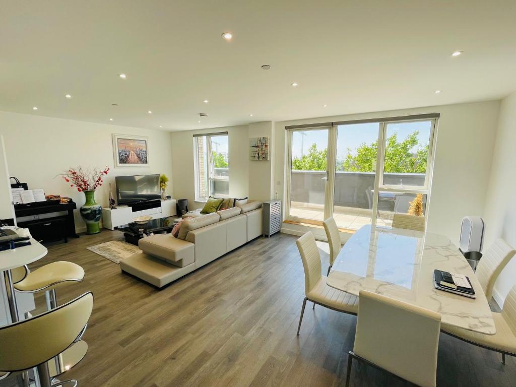 - un salon avec un canapé et une table dans l'établissement Modern Penthouse flat with Free Indoor Parking, à Londres