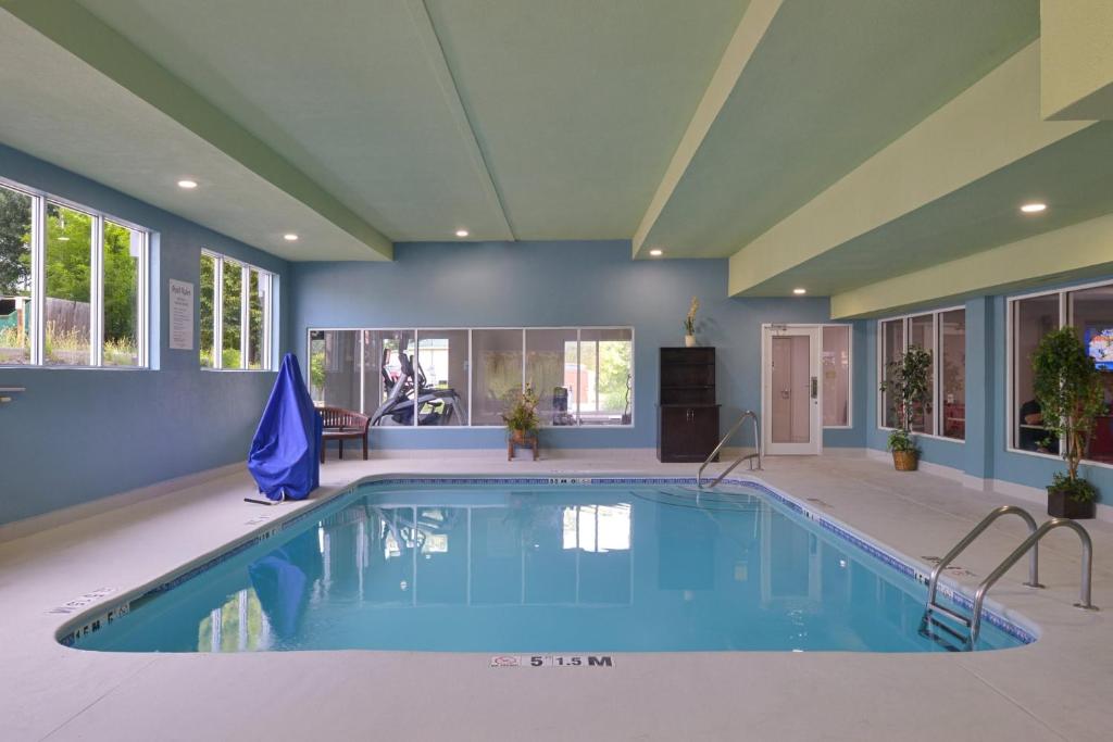 a large swimming pool in a house with a large room at Holiday Inn Express & Suites Chattanooga - East Ridge by IHG in Chattanooga