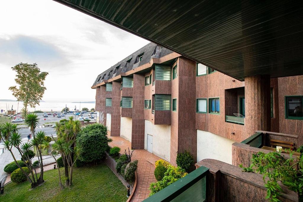 widok z balkonu budynku w obiekcie Apartamento playa de Samil w mieście Vigo