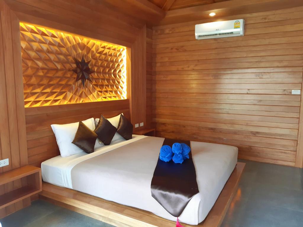 Postel nebo postele na pokoji v ubytování Kantiang Bay View Resort
