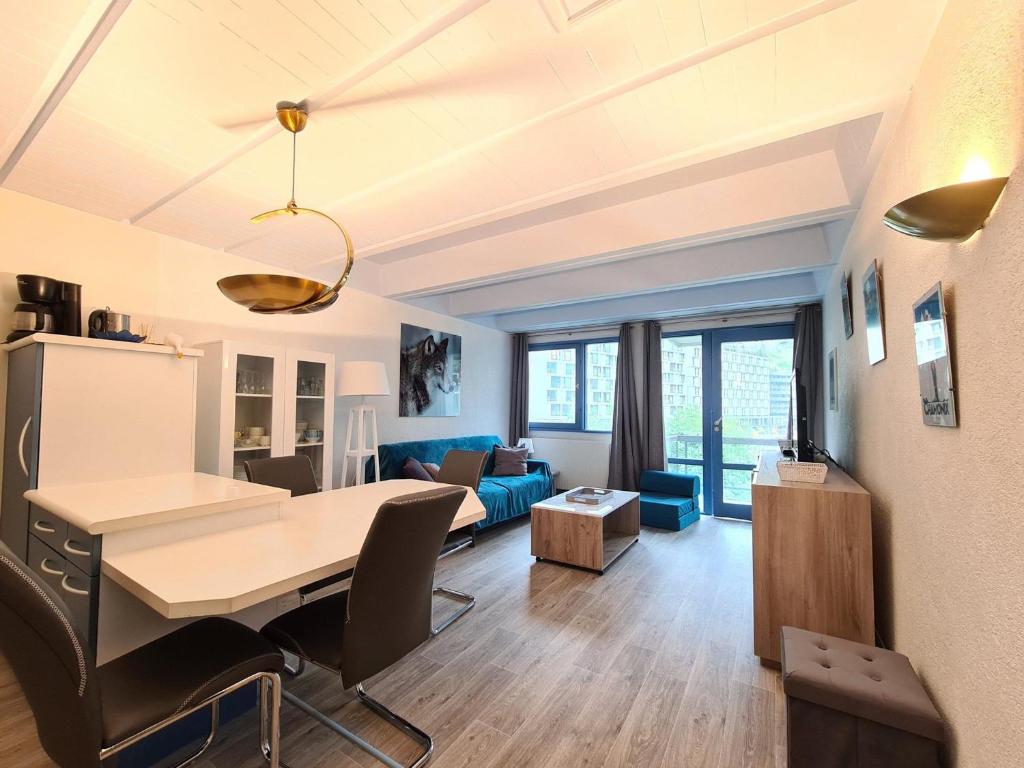 フレーヌにあるAppartement Flaine, 2 pièces, 6 personnes - FR-1-425-47のリビングルーム(テーブル、ソファ付)