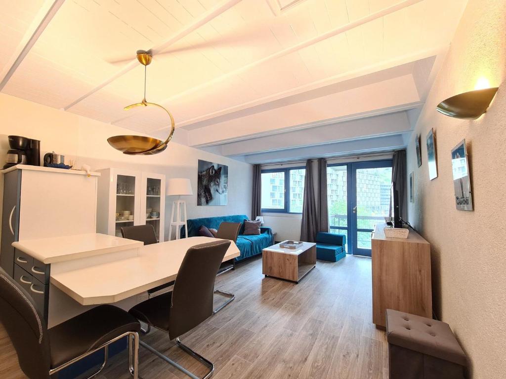 un salon avec une table et un canapé dans l'établissement Appartement rénové avec balcon, proche pistes et commerces, 6 pers, Flaine Forum - FR-1-425-47, à Flaine