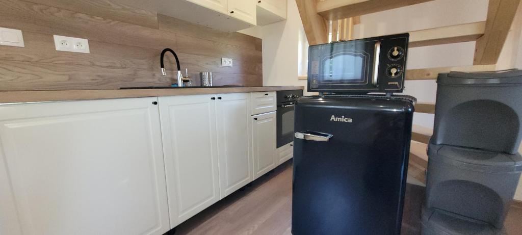 A kitchen or kitchenette at Vilka Cibulka a chata Cesnačik