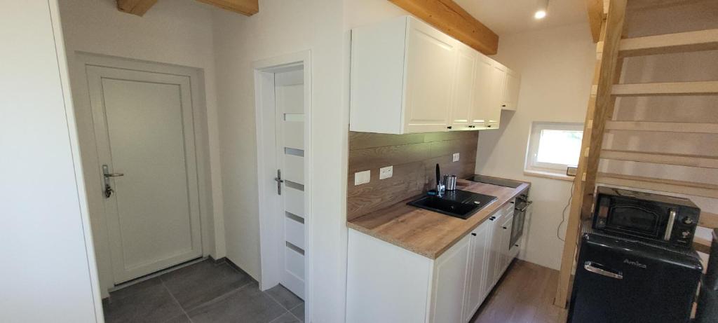 A kitchen or kitchenette at Vilka Cibulka a chata Cesnačik