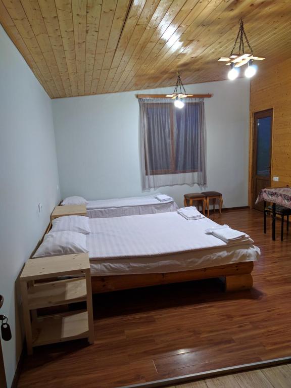 Postel nebo postele na pokoji v ubytování Old Halidzor