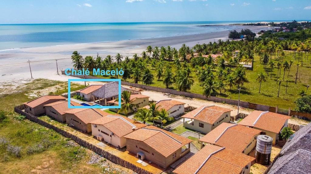 una vista aérea de un complejo con la playa en Beira-mar Chalé Maceió - Camocim en Maceió