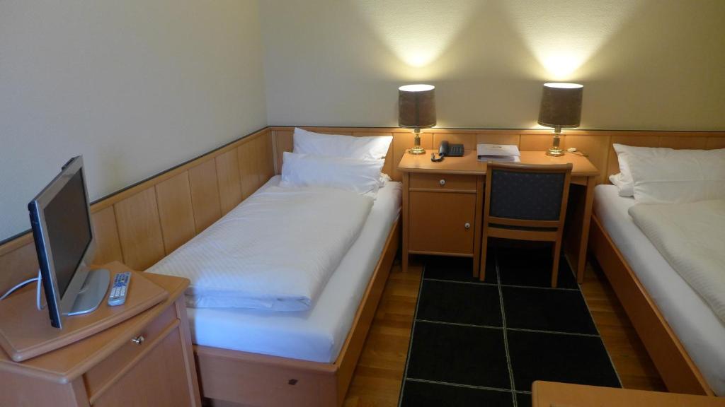 Ліжко або ліжка в номері Central-Hotel Greiveldinger