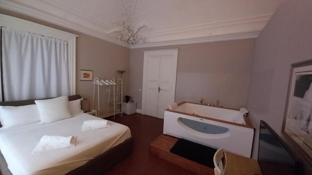 1 dormitorio con cama y bañera en Acquadellarte B&B, en Catania