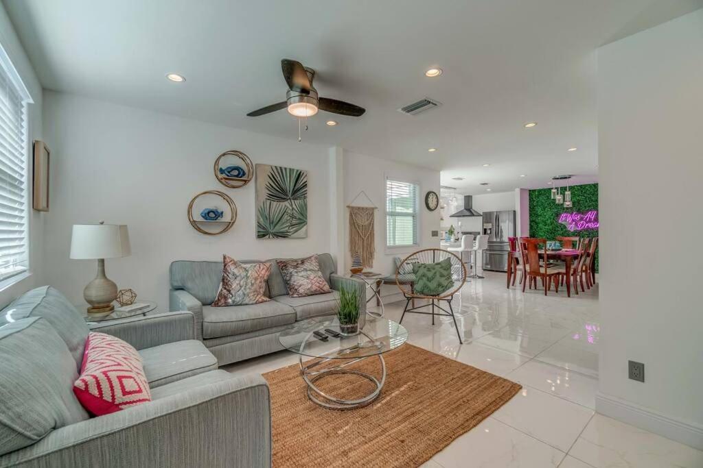 サラソタにあるCasa Stellata downtown Sarasota 3 Blocks to Bayのリビングルーム(ソファ、テーブル付)