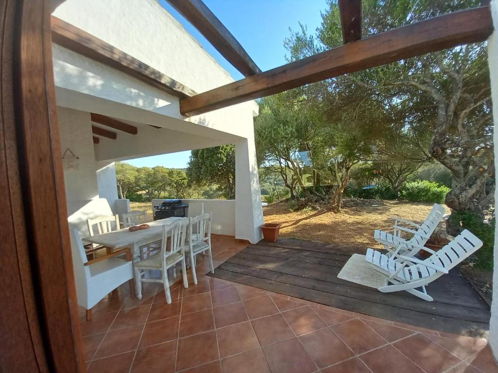 d'une terrasse avec une table et des chaises. dans l'établissement Independent Villa in the nature near to the sea, à Porto Pollo