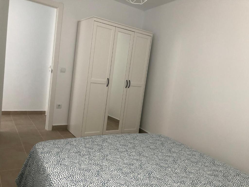 Postel nebo postele na pokoji v ubytování Acogedora casa en Cap Negret, ubicada a primera línea de la playa.