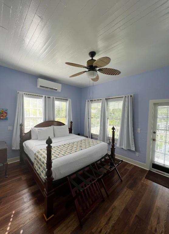 Letto o letti in una camera di The Porch on Frances Inn - Adults Exclusive