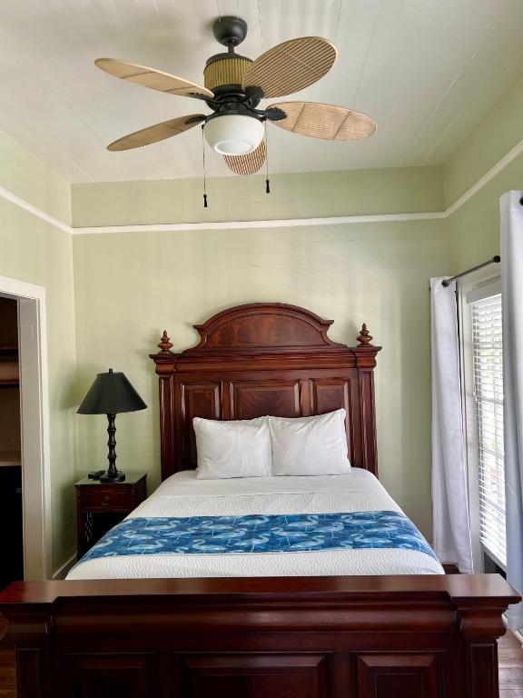 una camera con letto e ventilatore a soffitto di The Porch on Frances Inn - Adults Exclusive a Key West