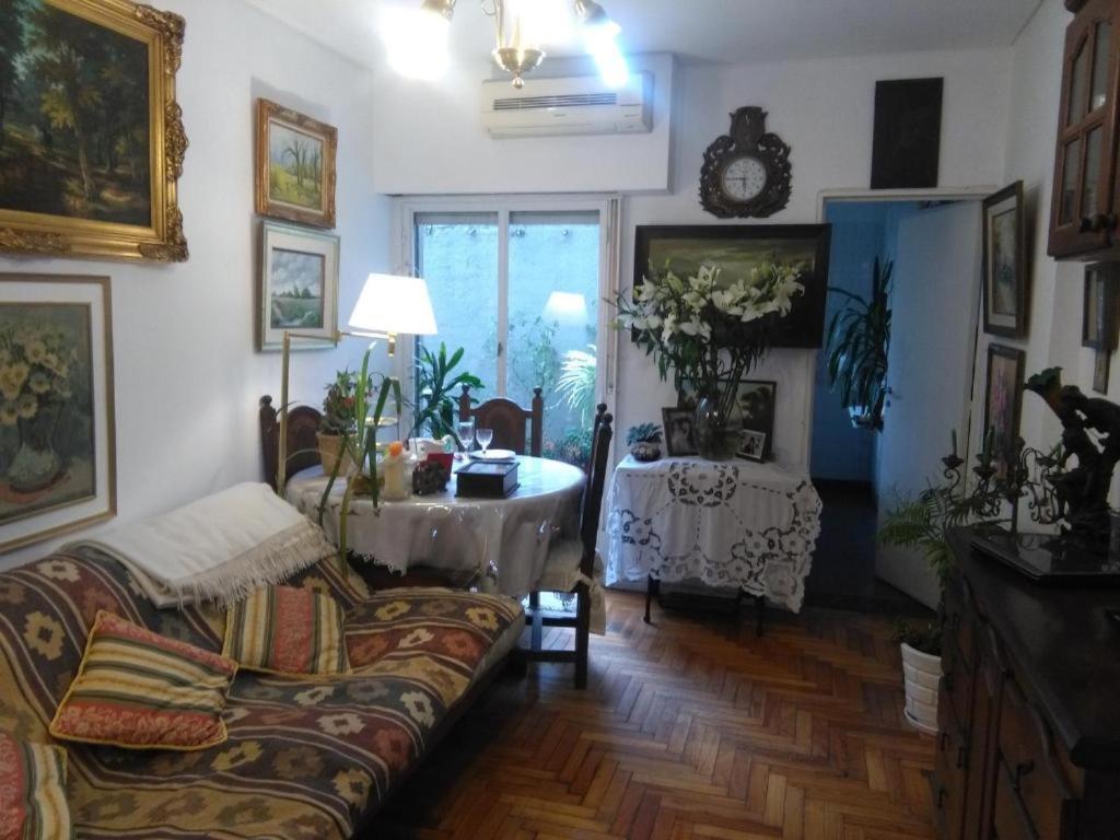 uma sala de estar com um sofá e uma mesa em Shvili em Buenos Aires