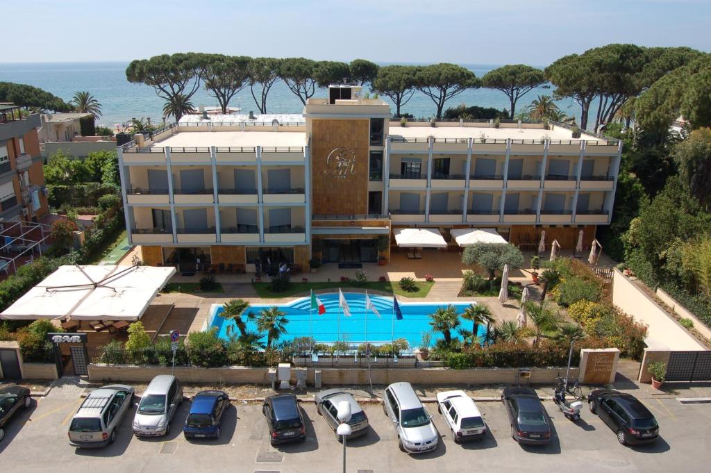 an aerial view of a hotel with cars parked in a parking lot at Hotel Albatros in Terracina