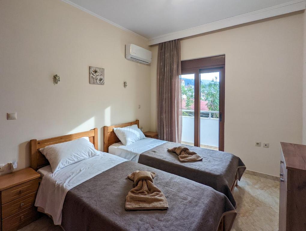 Postel nebo postele na pokoji v ubytování Tharenos home