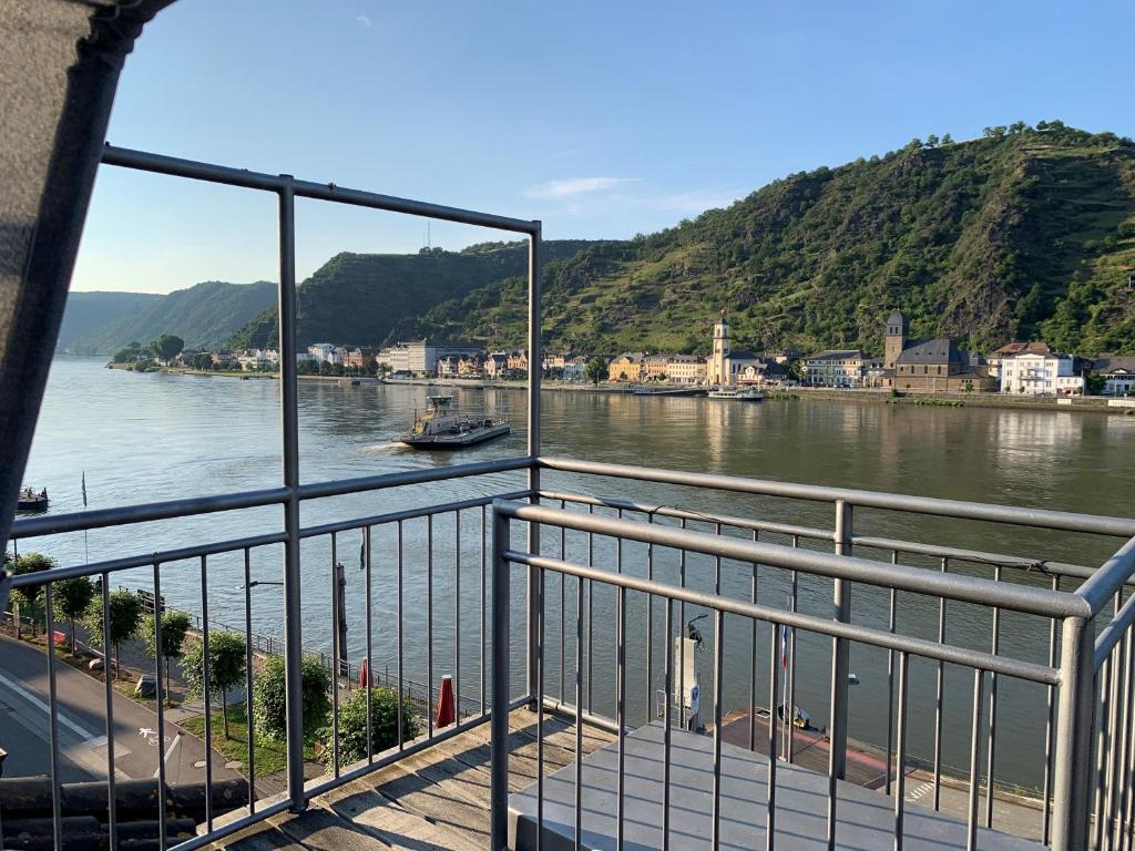 uma varanda com vista para um rio em Ferienwohnung "drei Burgen Blick" em Sankt Goar