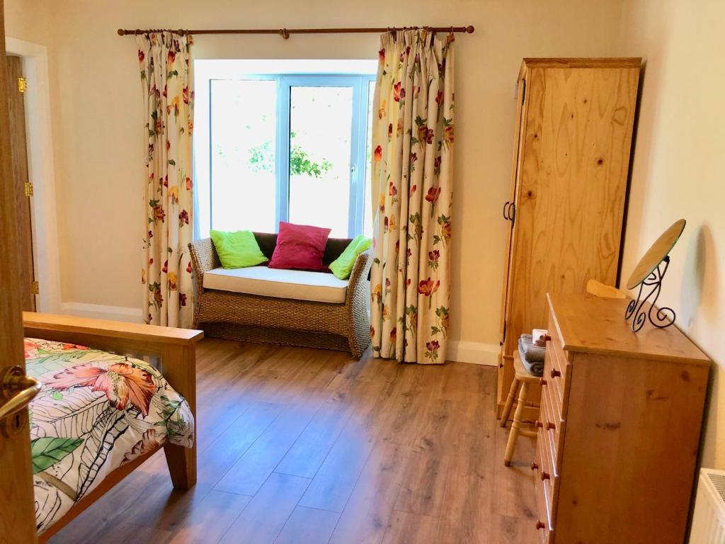 Postel nebo postele na pokoji v ubytování Loughgunnen Grove Lodge