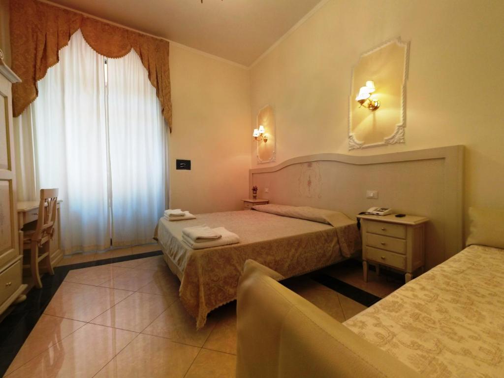 Łóżko lub łóżka w pokoju w obiekcie Cambridge Hotel