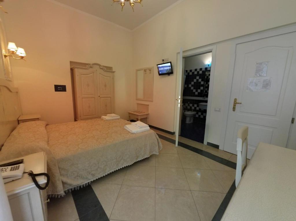 Łóżko lub łóżka w pokoju w obiekcie Cambridge Hotel