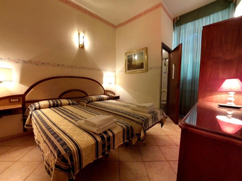 Łóżko lub łóżka w pokoju w obiekcie Cambridge Hotel