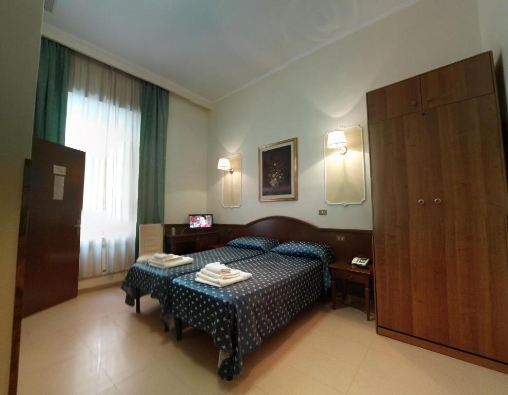 Łóżko lub łóżka w pokoju w obiekcie Cambridge Hotel
