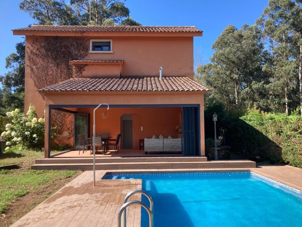 Bazén v ubytovaní Casa con encanto en Gondomar con piscina alebo v jeho blízkosti