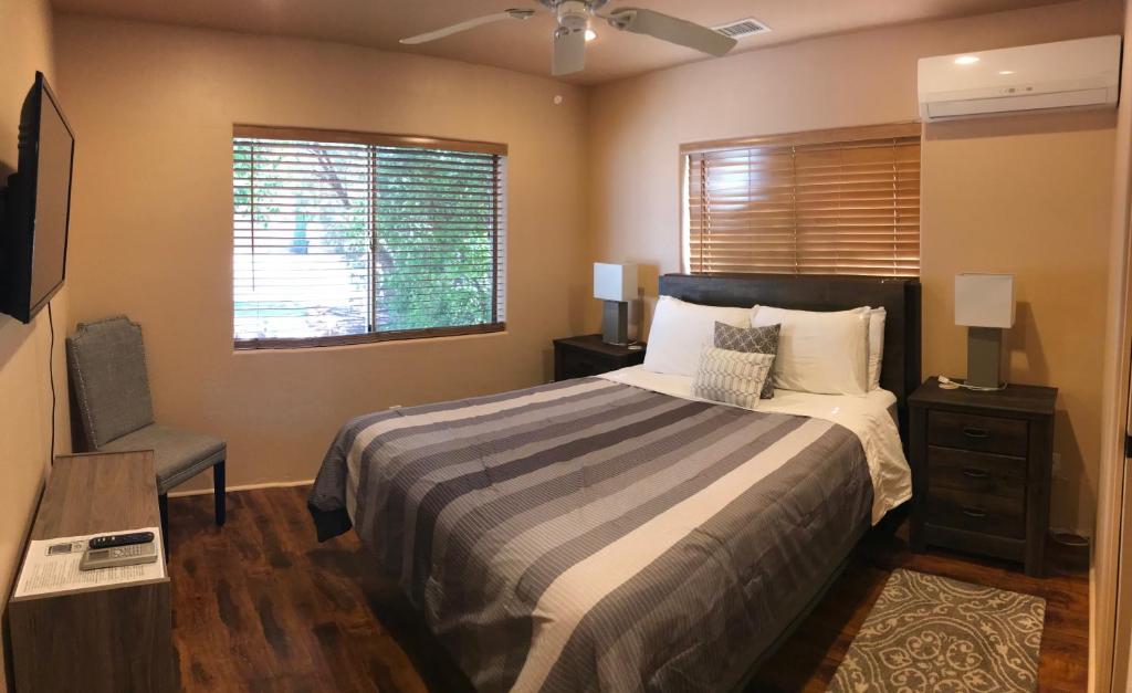Postel nebo postele na pokoji v ubytování Mountain View Apartment, Residential Area, Private Entrance