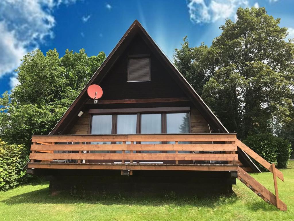 une cabine avec un toit de chaume sur l'herbe dans l'établissement Ferienhaus Bayern, à Siegsdorf