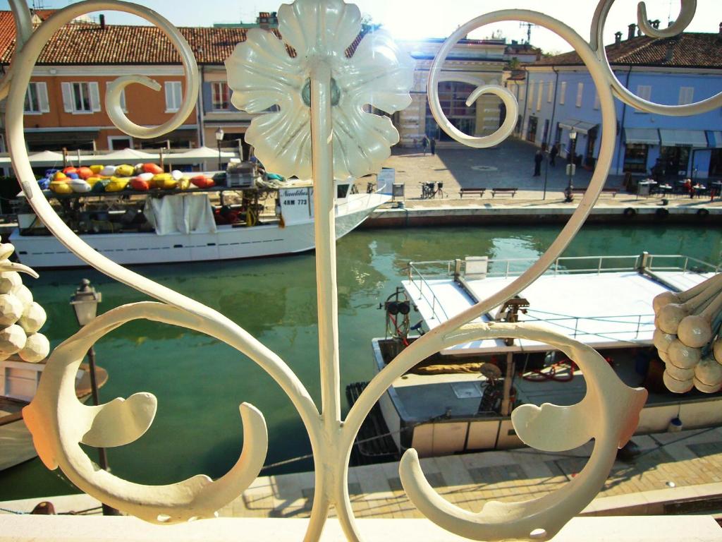 vista su un porto turistico con una barca in acqua di La Finestra sul Porto a Cesenatico