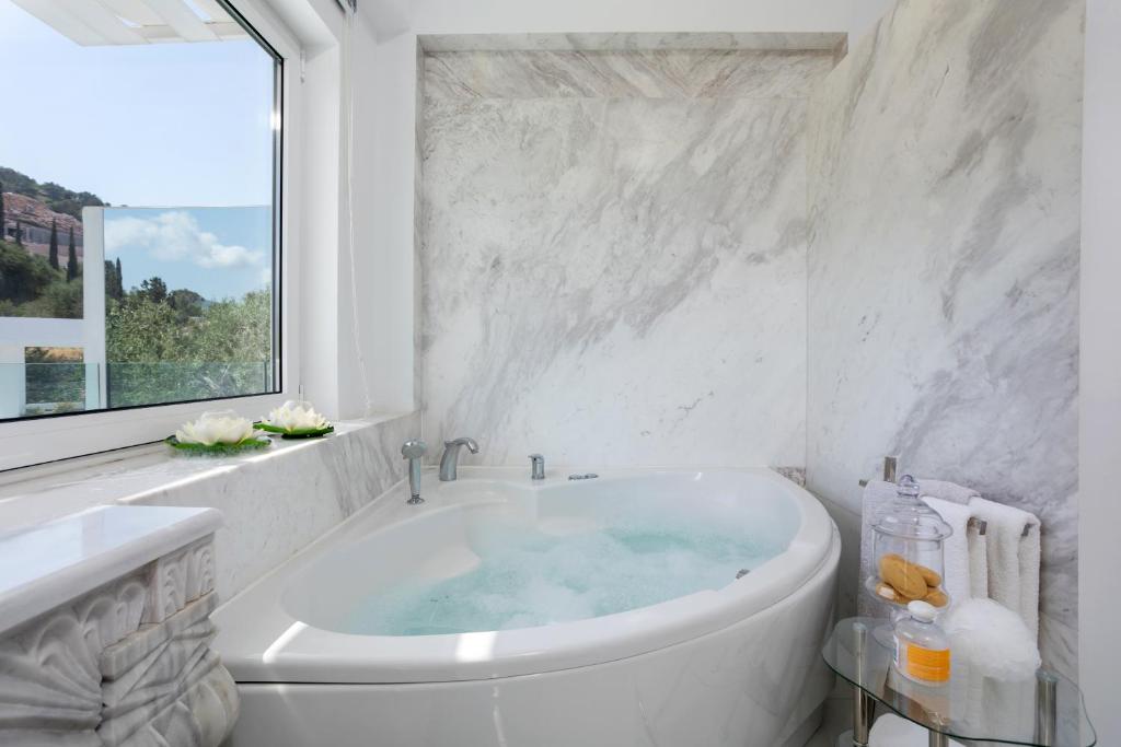 Kúpeľňa v ubytovaní Dion Villa - Pool & Jacuzzi - Sleeps 4 - Zakynthos