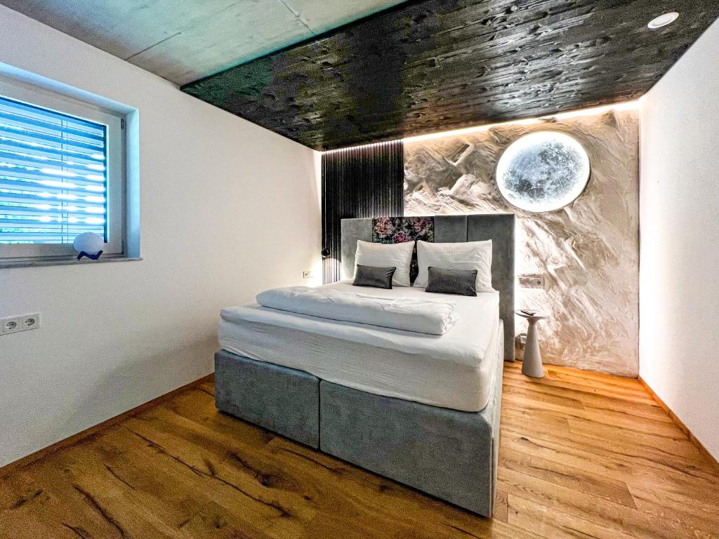 - une chambre avec un lit orné d'une peinture murale dans l'établissement Mid Mountain Apartment Tirol, à Wiesing