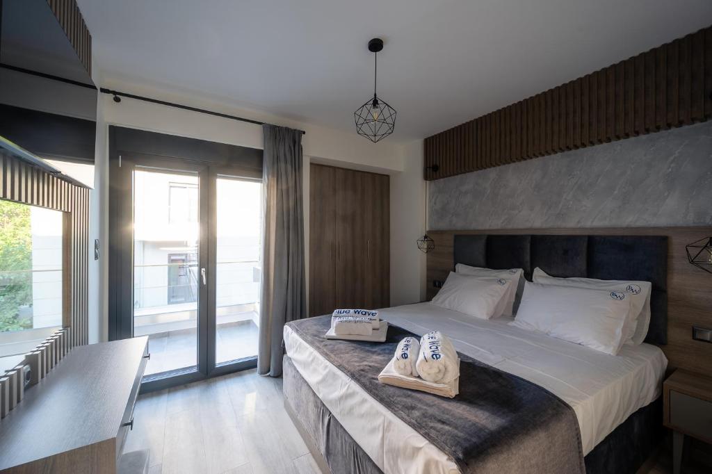 Postel nebo postele na pokoji v ubytování Blue Wave Luxury Suites
