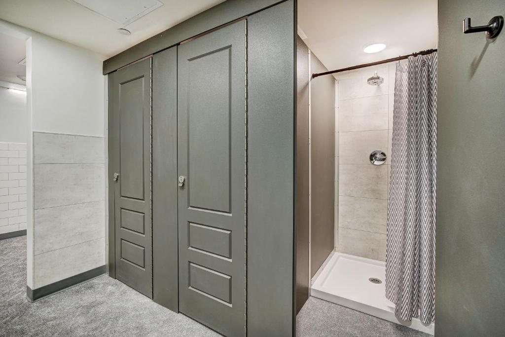 The Block Hotel & Commons - Habitación Grupal De 6 Camas Con Baño Compartido
