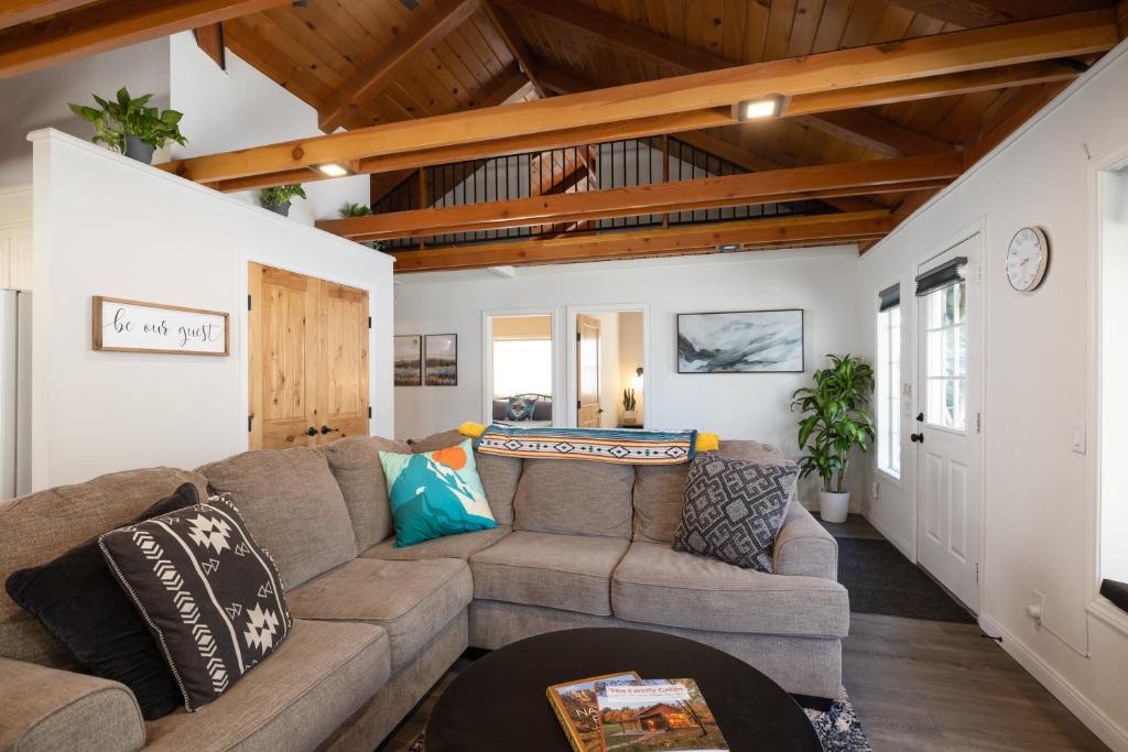 Bayview Bungalow - Cabin with Hot Tub One Block from Big Bear Lake! - Haus Mit 3 Schlafzimmern