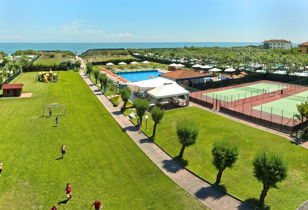een uitzicht over een park met tennisbanen bij Residence Nova Marina in Sottomarina