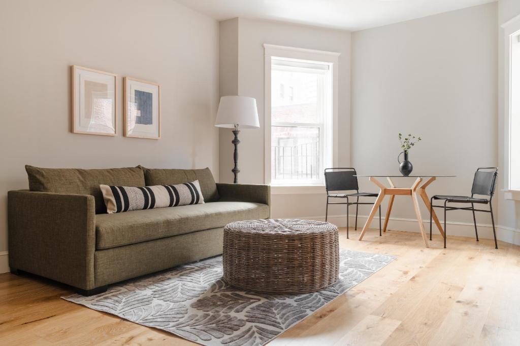 uma sala de estar com um sofá e uma mesa em Sonder The Magnolia em Boston