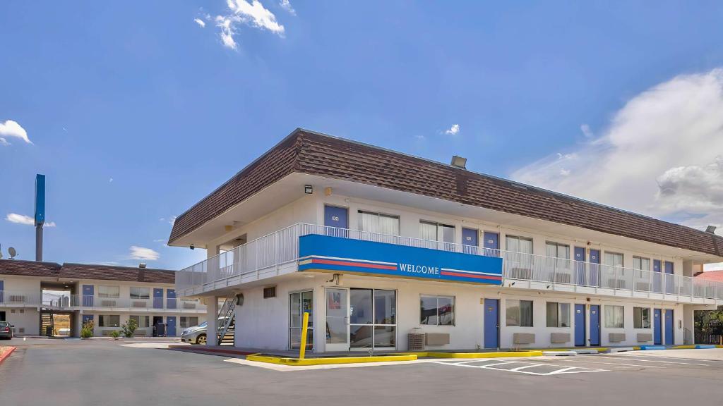 un edificio de hotel con un aparcamiento enfrente en Motel 6-Santa Rosa, NM, en Santa Rosa