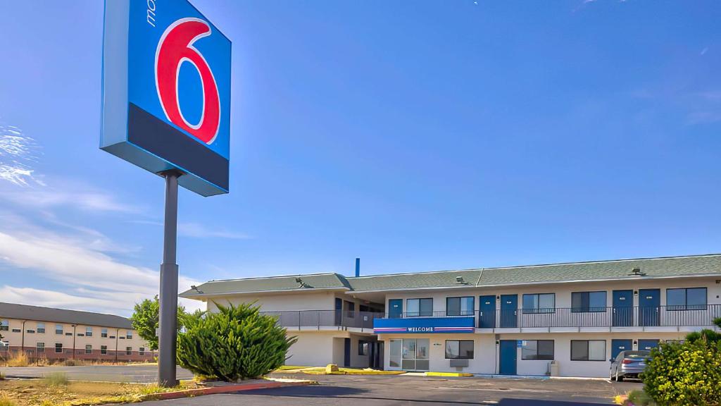 a hotel sign in front of a building at Motel 6-Tucumcari, NM in Tucumcari