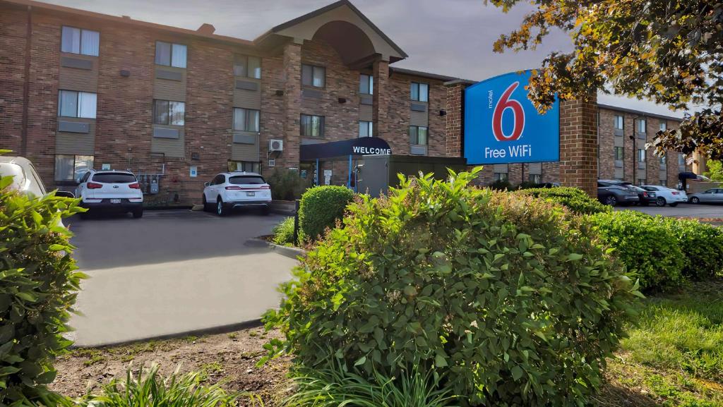un hôtel avec un panneau en face d'un parking dans l'établissement Motel 6-Milwaukee, WI - Glendale, à Glendale