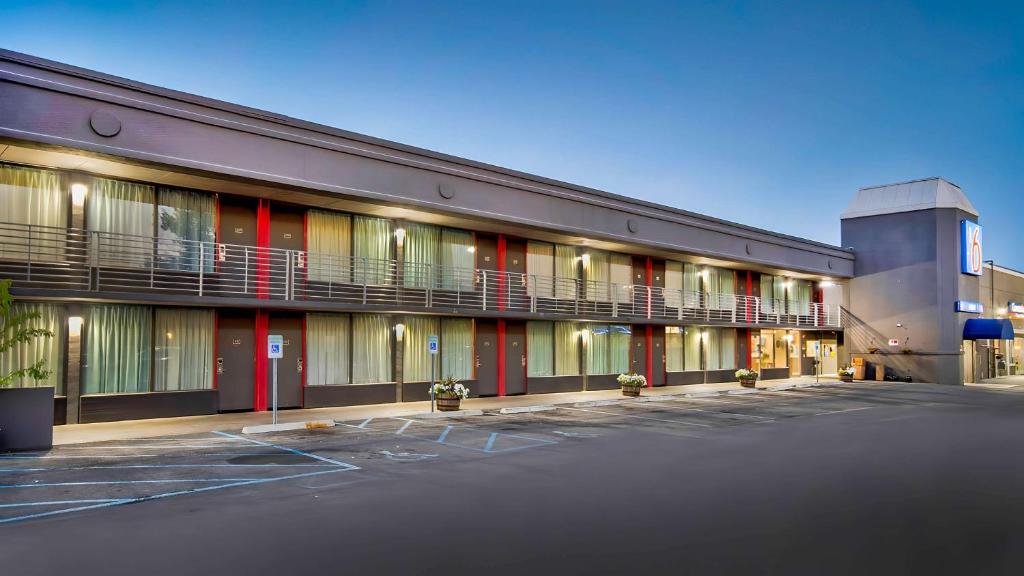 een parkeerplaats voor een gebouw bij Motel 6 Louisville, Ky- Airport/ Fair Expo in Louisville